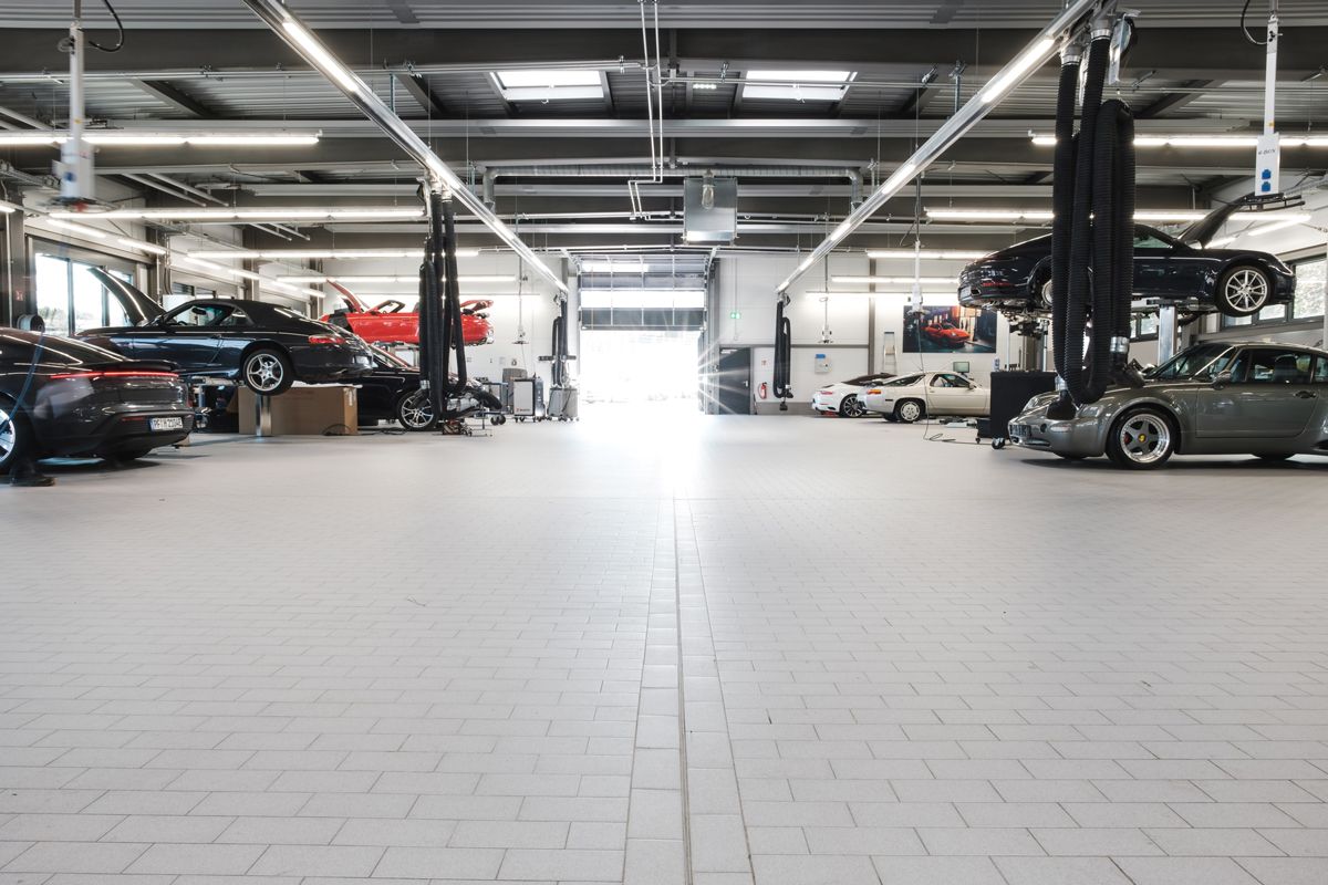 Porsche Zentrum Pforzheim - Leistungsstark im Fahrerlebnis und Service 2 Porsche Zentrum Pforzheim – Pforzheim Leistungsstark im Fahrerlebnis und im Service