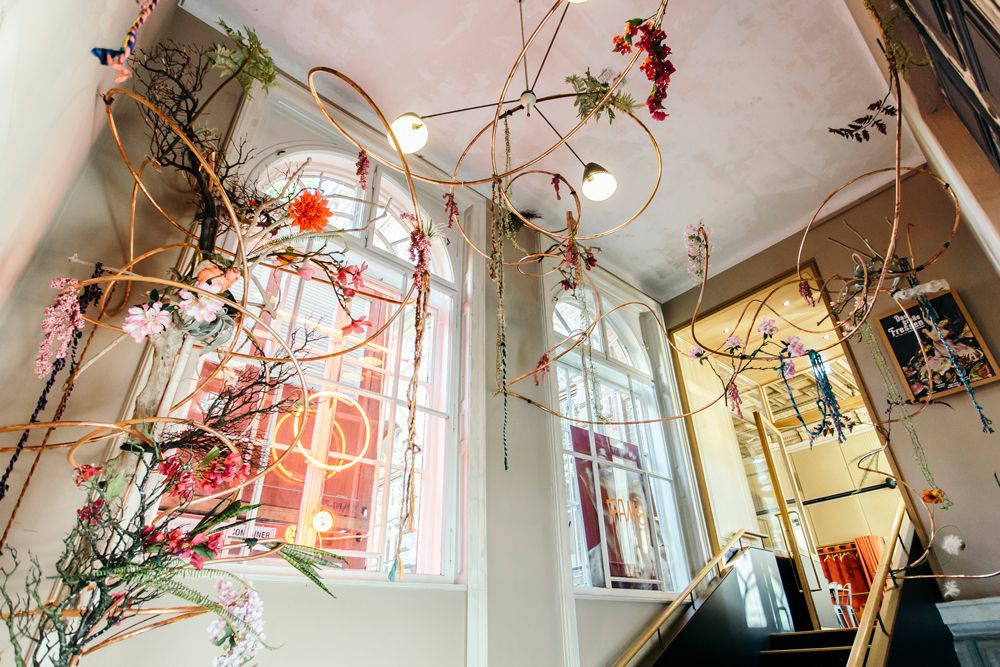 Blumendekorationen in der Zweigstelle – Wien 14 Zweigstelle – Wien