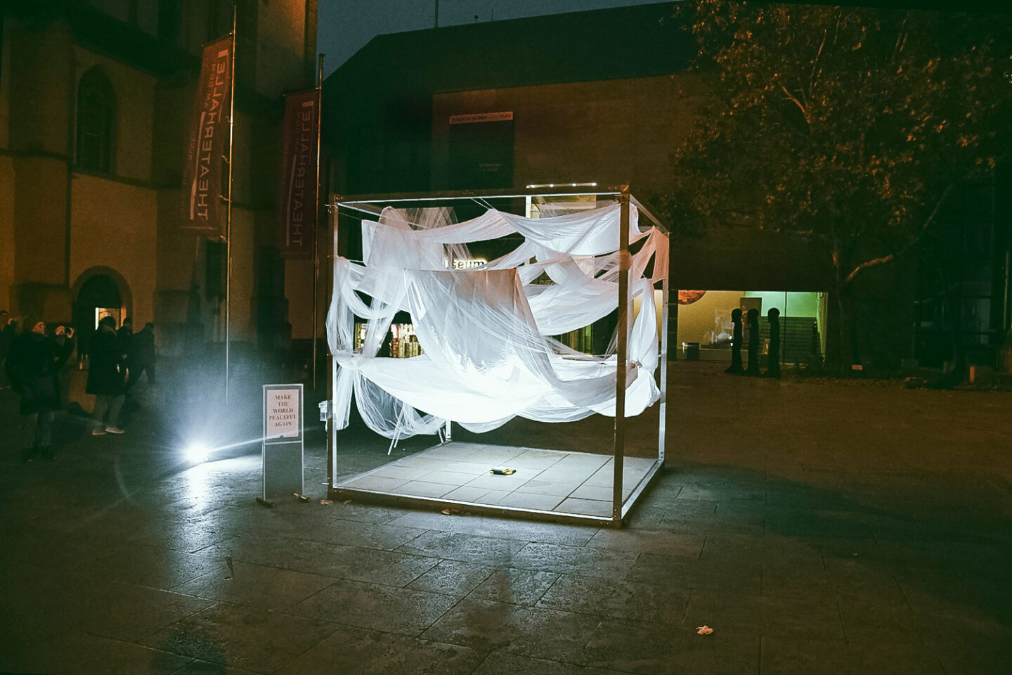 Der Kubus – Achtung! Kunstleerer Raum